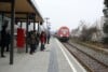 Öbb_Haltestelle_mit_angkommendem_Zug_Jän_14