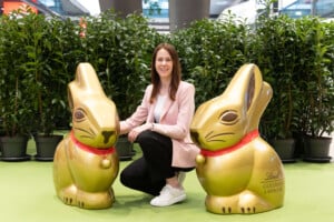 Bild 1_Center-Managerin Carina Weyringer freut sich auf die große Osterhasensuche im Lindt Goldhasenlabyrinth