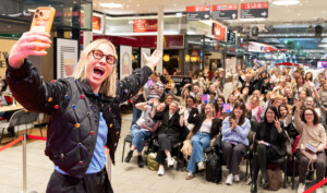 Bild 1_Autorin Karin Teigl umgeben von ihrer Community im MURPARK