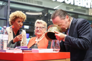 Bild x_Wolfgang Pauritsch warf auf alle mitgebrachten Gegenstände einen fachkundigen Blick