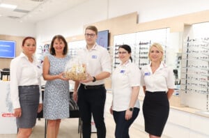 Bild 1_Edith Münzer, Center-Managerin MURPARK gratuliert dem Team von Hartlauer